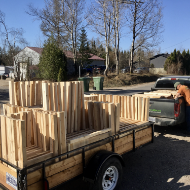 Bois assemblé dans un trailer et une boite de pick-up.